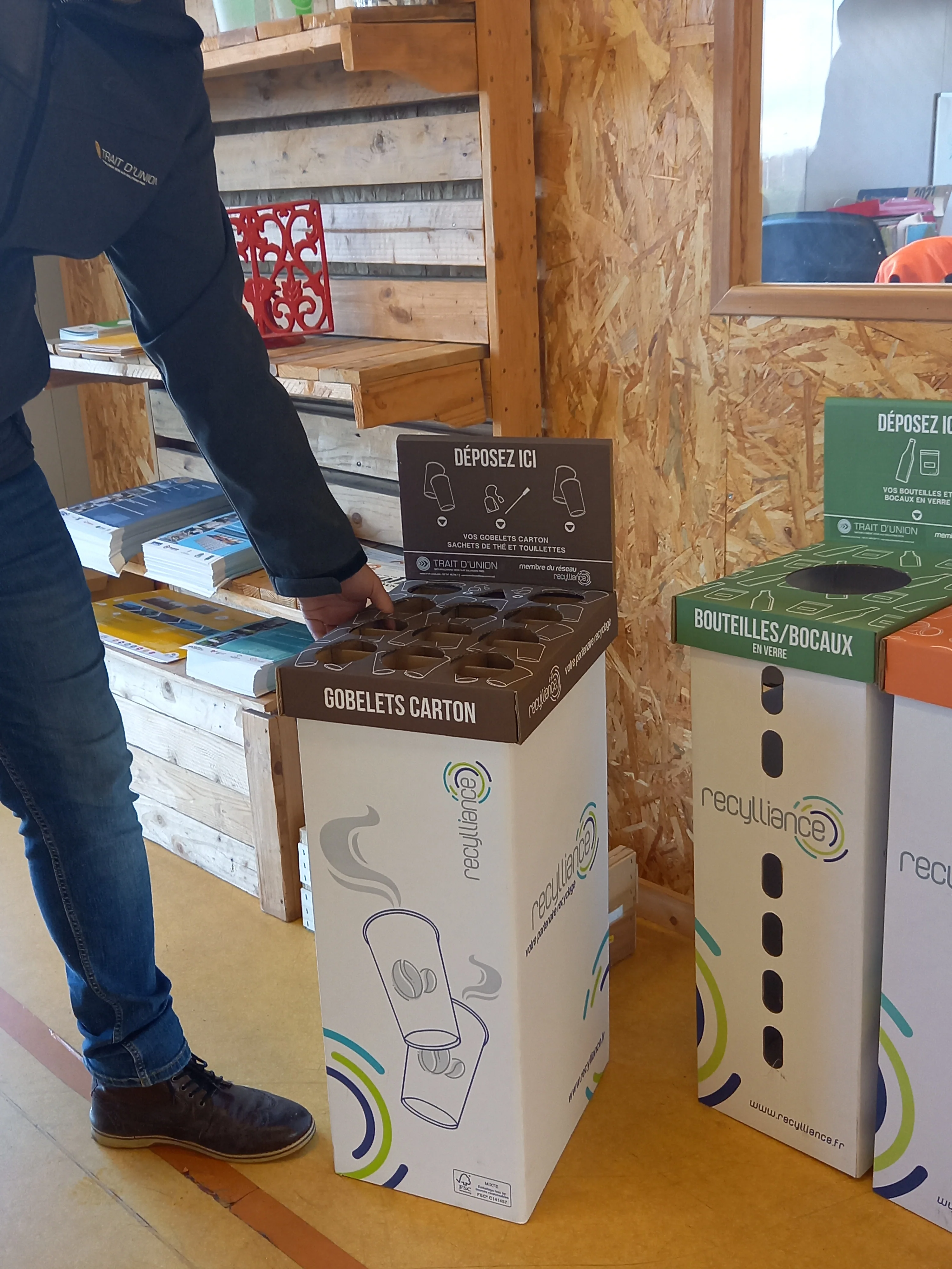 Borne de recyclage gobelets carton /  Département Vendée et ville de Nantes - Image 2